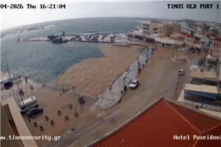 Η στιγμή που η θάλασσα στην Τήνο γίνεται καφέ μέσα σε λίγα λεπτά λόγω της σφοδρής κακοκαιρίας