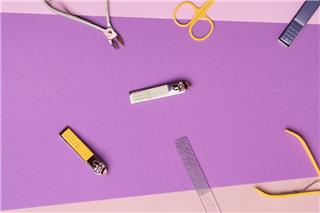 Αυτός είναι ο ρόλος της μικρής τρύπας στους νυχοκόπτες