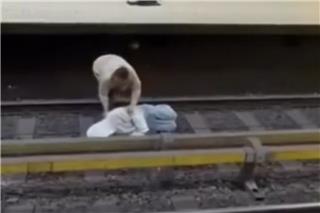 Ανδρας ξάπλωσε στις ράγες του μετρό στις Βρυξέλλες και τον έσωσαν τελευταία στιγμή