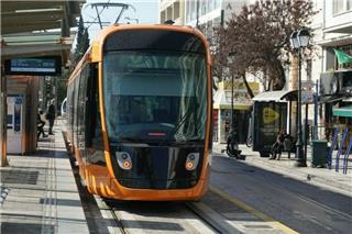 Αδιανόητο περιστατικό σε τραμ: Νεαροί πετούσαν σeξουαλικό βοήθημα σε επιβάτες