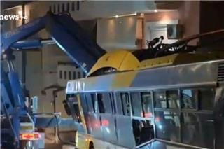 Πετράλωνα: Τρόλεϊ έπεσε πάνω σε πολυκατοικία