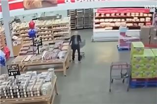 Τρομακτική στιγμή: Η οροφή καταρρέει πάνω σε πελάτες σε πολυσύχναστο κατάστημα, προκαλώντας πανικό