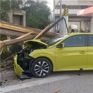 Σοβαρό τροχαίο στα Σπάτα: Αυτοκίνητο «καρφώθηκε» σε διπλή ξύλινη κολώνα της ΔΕΗ, δείτε εικόνες