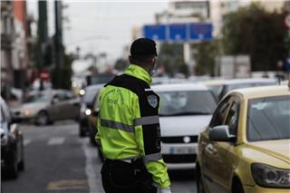 Συγγρού: Ανοιξε τρύπα στη μεσαία λωρίδα στο ρεύμα προς παραλία – Νερά πετάγονται από τον δρόμο