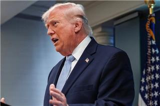 Τραμπ: Το Πολεμικό Ναυτικό των ΗΠΑ θα αποκλείσει τα Στενά του Ορμούζ, όποιος Ιρανός επιτεθεί θα καταστραφεί στην κόλαση