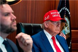 Εκτός ελέγχου ο Τραμπ, τον κράτησαν έξω από την αίθουσα για να σώσουν τους Αμερικανούς πιλότους