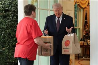 Σόου Τραμπ on camera: Παρήγγειλε fast food στον Λευκό Οίκο, έδωσε φιλοδώρημα 100 δολάρια στη διανομέα, βίντεο και φωτογραφίες