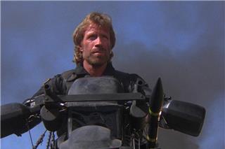 «Όταν πέφτει ο Τσακ Νόρις τα αστέρια κάνουν μια ευχή»: Το Χόλιγουντ αποχαιρετά τον «βασιλιά» των memes