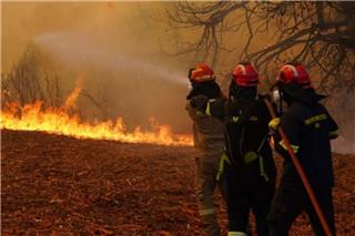 Δύο ενεργές ζώνες στη Δυτική Αττική – Έως 28 εναέρια μέσα στη μάχη με τις φλόγες