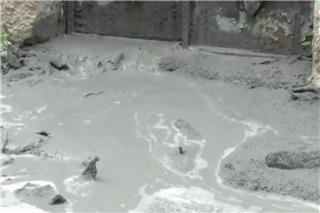 Κυψέλη: Αναβλύζει τσιμέντο από τον δρόμο – Διακοπή της κυκλοφορίας