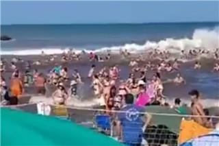 Πανικός σε παραλία της Αργεντινής από «μετεωρολογικό τσουνάμι», νεκρός ένας 29χρονος