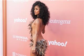 Η Tyla τράβηξε τα βλέμματα με φόρεμα από φτερά με όλη την πλάτη έξω στο κόκκινο χαλί