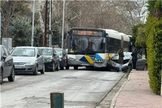 Τροχαίο στην Κηφισιά: Λεωφορείο συγκρούστηκε με ΙΧ