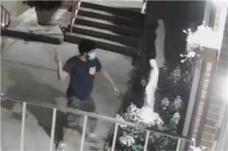Βάνδαλος αποκεφαλίζει άγαλμα της Παναγίας με σφυρί έξω από εκκλησία – Τρίτη επίθεση μέσα στη χρονιά