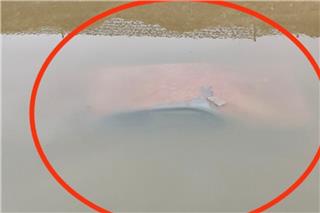 Στο φως βυθισμένο αυτοκίνητο στο ρέμα Κόρμπι στη Βάρη μετά την κακοκαιρία, δείτε βίντεο