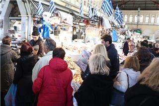 Καθαρά Δευτέρα: Για τα ψώνια της τελευταίας στιγμής ο κόσμος σήμερα στη Βαρβάκειο, «τσιμπημένες» οι τιμές σε σχέση με πέρυσι