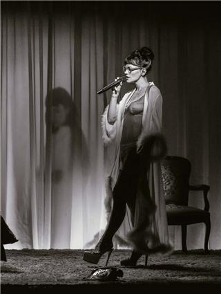 Η Λίλι Αλεν στη σκηνή με μίνι σιθρού φόρεμα και εσώρουχα