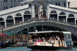 Σκάφος εμβόλισε γόνδολες μέσα σε κανάλι της Βενετίας