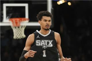 O Γουενμπανιάμα έβγαλε την μπάλα από το καλάθι με το πόδι: Απίθανη κίνηση καρατέκα από τον Γάλλο σούπερ σταρ