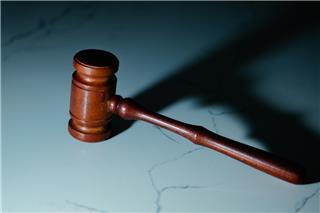 Ενοχος για έναν βιασμό και δύο απόπειρες ο ηθοποιός και σκηνοθέτης