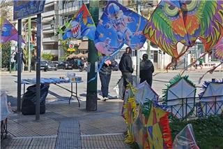 Καθαρά Δευτέρα: Ο πωλητής χαρταετών που κλείνει 20 χρόνια στο πόστο του στο Παγκράτι