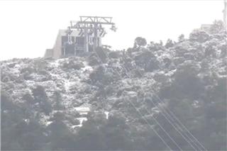 Χειμωνιάτικο σκηνικό με χιόνια σε Πάρνηθα και Πεντέλη Μάη μήνα – Μέρες Ιανουαρίου ζει η Αττική