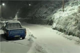 Βίντεο: Σε εξέλιξη το κύμα κακοκαιρίας: Στα λευκά έχουν ντυθεί Καρπενήσι, Φλώρινα, λίμνη Πλαστήρα