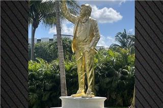 Ο Τραμπ έγινε τώρα και χρυσό άγαλμα με υψωμένη γροθιά