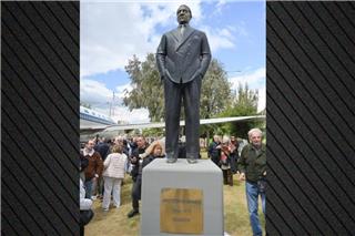 Αποκαλύφθηκε το άγαλμα του Αριστοτέλη Ωνάση στο Ελληνικό