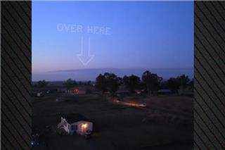 Δείτε βίντεο: Με drone show ιδιοκτήτης απομακρυσμένου σπιτιού καθοδηγεί ντελιβερά στην Καλιφόρνια