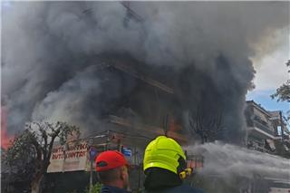 Επεκτάθηκε σε διαμερίσματα η μεγάλη φωτιά που ξέσπασε σε κατάστημα με ανταλλακτικά στο Ίλιον