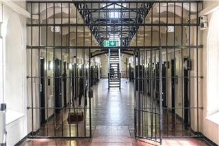 Ουκρανός βασάνιζε τους συγκρατούμενούς του σε φυλακή του Ντονέτσκ, κατηγορείται για εγκλήματα κατά της ανθρωπότητας