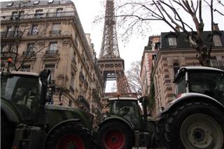 Στον Πύργο του Αιφελ έφτασαν Γάλλοι αγρότες που διαμαρτύρονται για την Mercosur