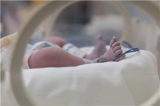 Σε αναστολή η παιδίατρος για την υπόθεση του βρέφους που νοσηλεύεται με μηνιγγίτιδα στο Ρίο