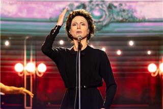 Απίθανο! Μεταμορφώθηκε σε Edith Piaf και βρέθηκε στην κορυφή της βαθμολογίας