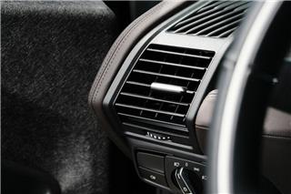 Γιατί μυρίζει άσχημα το air condition στο αμάξι; Το λάθος που κάνουν σχεδόν όλοι οι οδηγοί