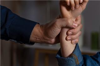 Ηράκλειο: Επιτέθηκε και γρονθοκόπησε τη μητέρα του στο κομμωτήριό της - Συνελήφθη 37χρονος