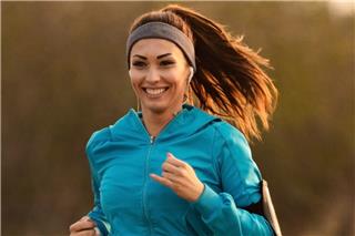 Η άσκηση που ηρεμεί το μυαλό περισσότερο από τη γιόγκα