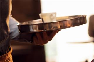 Με αυξήσεις 12% στους μισθούς η νέα κλαδική σύμβαση για 500.000 εργαζομένους σε εστιατόρια, μπαρ, καφετέριες