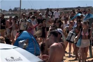 Υπερτουρισμός στα Κουφονήσια: Λαοθάλασσα στην παραλία Ιταλίδα προκαλεί αντιδράσεις