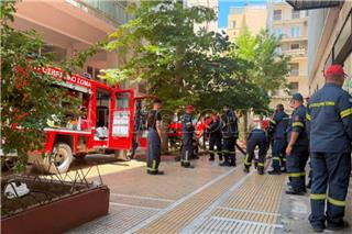 Υπό έλεγχο η φωτιά σε ξενοδοχείο στην πλατεία Κάνιγγος - Ξεκίνησε από ηλεκτρικό πατίνι που εξερράγη