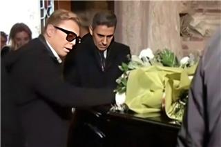 Ο Τάκης Ζαχαράτος «έσπασε» μπροστά από το φέρετρο της Μαρινέλλας στο λαϊκό προσκύνημα