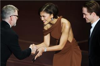 Ζεντάγια: Εμφανίστηκε με χρυσό δαχτυλίδι στα Όσκαρ μετά τις φήμες για τον μυστικό γάμο της