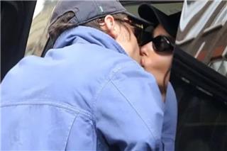 Απίθανο! Πασίγνωστο ζευγάρι αρραβωνιάστηκε κρυφά