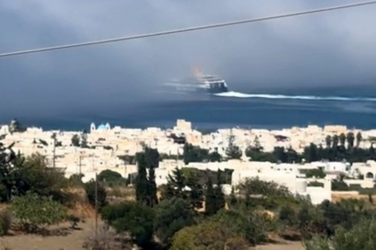 Καράβι «εξαφανίζεται» στην ομίχλη έξω από το λιμάνι της Πάρου ‑ Δείτε το βίντεο