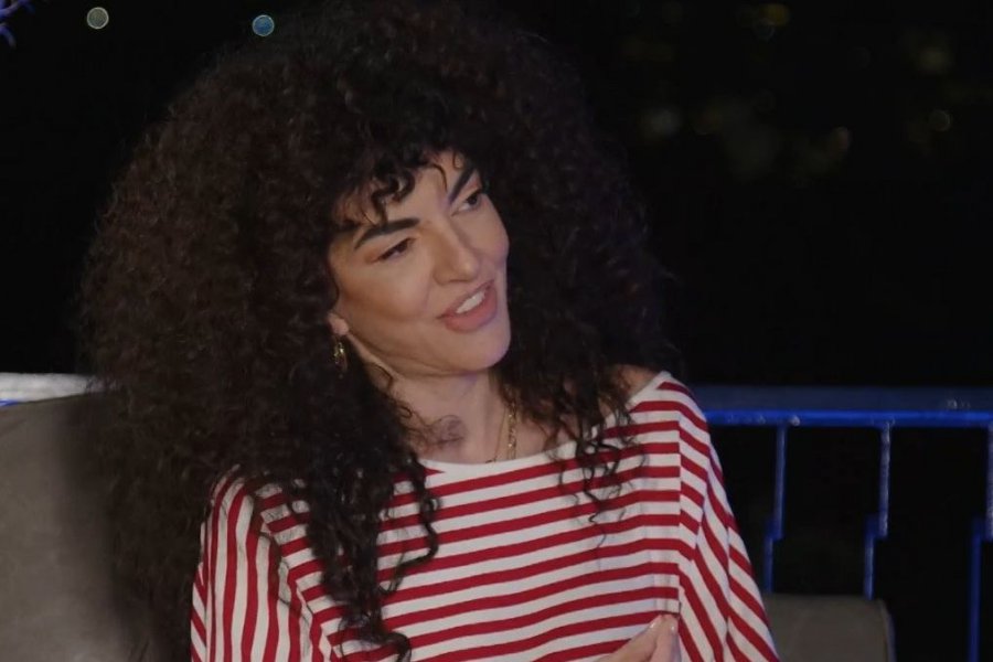 Μαρία Σολωμού: «Κάνω συζητήσεις με ανθρώπους που θαυμάζω – 2‑3 όμως θα ήθελα να τους κλωτσήσω»