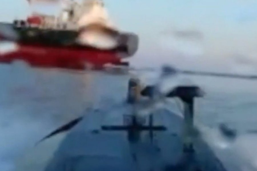 Μαύρη Θάλασσα: Η στιγμή που ουκρανικό USV χτυπά ρωσικό τάνκερ ‑ Βίντεο