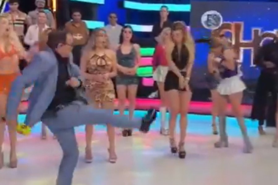 Απίστευτο περιστατικό σε εκπομπή στο Μεξικό: Παρουσιαστής κλώτσησε drone στο πρόσωπο μοντέλου live
