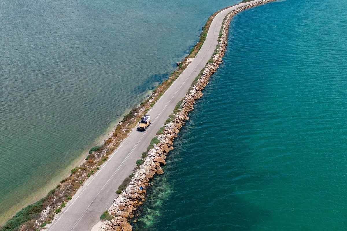 Το χωριό που μοιάζει να επιπλέει στο νερό – Ο άγνωστος ελληνικός προορισμός που θυμίζει εξωτικό τοπίο