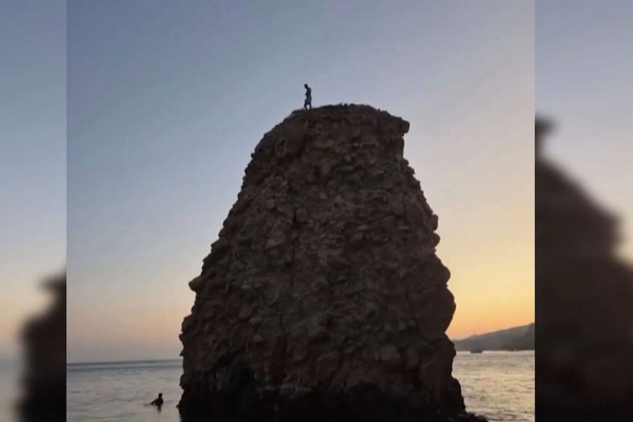 Μήλος: Ο βράχος 20 μέτρων στη Φυριπλάκα όπου εγκλωβίστηκε 33χρονος τουρίστας